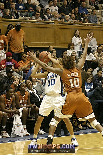 Brittainey Raven guards Lindsey Harding